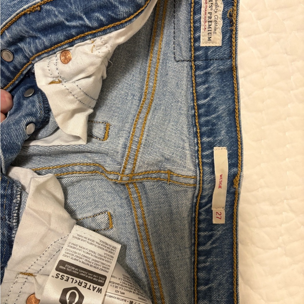 Levi’s Wedgie - Picture 3 of 4